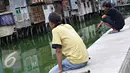 Warga saat memancing ikan di Kali Tanjung Selor, Jakarta, Rabu (20/1). Meskipun keruh dan dipenuhi sampah, namun Kali Tanjung Selor menjadi lokasi favorit bagi warga sekitar untuk memancing dengan biaya murah. (Liputan6.com/Immanuel Antonius)