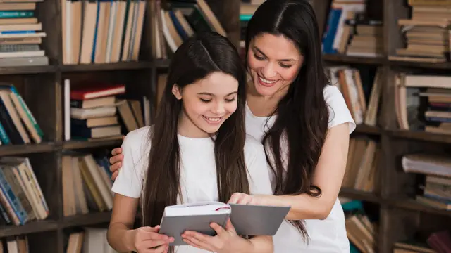 Liburan Edukatif untuk Si Kecil dengan Mengenalkan Buku Bacaan di Perpustakaan