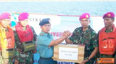 Citizen6, Tanjung Priok: Salah satu kapal perang dari jajaran Kolinlamil KRI Teluk Hading-538 berhasil mendistribusikan bantuan dari Solidaritas Istri Kabinet Indonesia Bersatu (SIKIB) ke pulau terluar pada, Minggu (14/10). (Pengirim: Dispenkolinlamil)