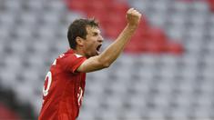 Pemain Bayern Munchen, Thomas Muller, melakukan selebrasi usai membobol gawang Eintracht Frankfurt pada laga Bundesliga di Allianz Arena, Minggu (24/5/2020). Bayern Munchen menang 5-2 atas Eintracht Frankfurt. (AP/Andreas Gebert)
