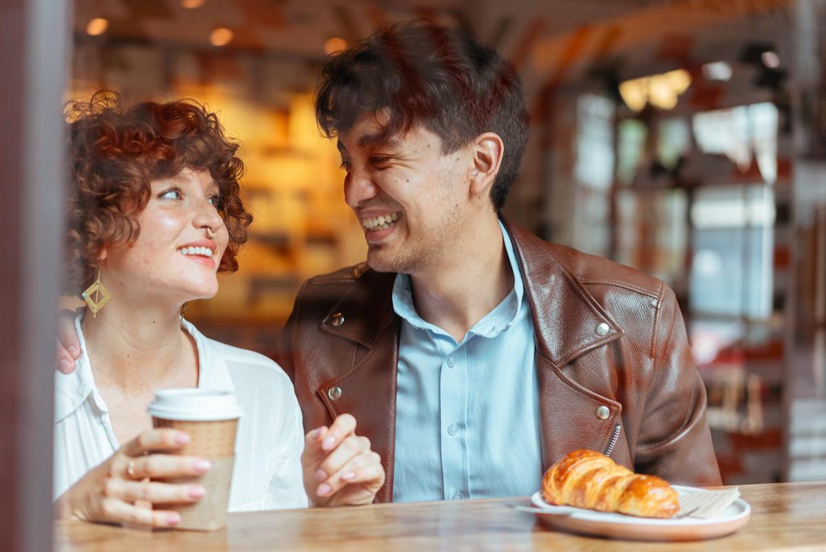 Ilustrasi Eye Contact dan Senyuman Ringan