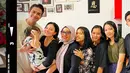 Tak hanya Jonas Rivano yang menyiapkan kejutan untuk Asmirandah, orang-orang yang bekerja di rumah Asmirandah juga ikut memberikan kejutan ulang tahun. Dari foto ini terlihat, Asmirandah memang sangat dekat dengan orang-orang yang bekerja di rumahnya. Meski perayaan ulang tahunnya sederhana, namun kehangatan dan kebahagiaan dapat dirasakan. (Liputan6.com/IG/@asmirandah8)