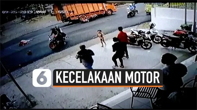 Rekaman detik-detik pemotor menabrak truk saat handle gas tidak sengaja ditarik oleh anaknya. Peristiwa mengerikan ini terjadi di Solok Selatan, Sumatera Barat.