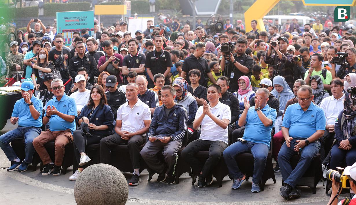 Pj Gubernur Jawa Barat, Bey Machmudin (tengah) dan Pj Walikota Bandung, Bambang Tirtoyuliono (kedua kiri) saat menghadiri rangkaian acara Trophy Tour Experience menyambut Piala Dunia U-17 2023 di Cikapayang Dago Park, Bandung, Minggu (22/10/2023) pagi WIB. (Bola.com/Bagaskara Lazuardi)
