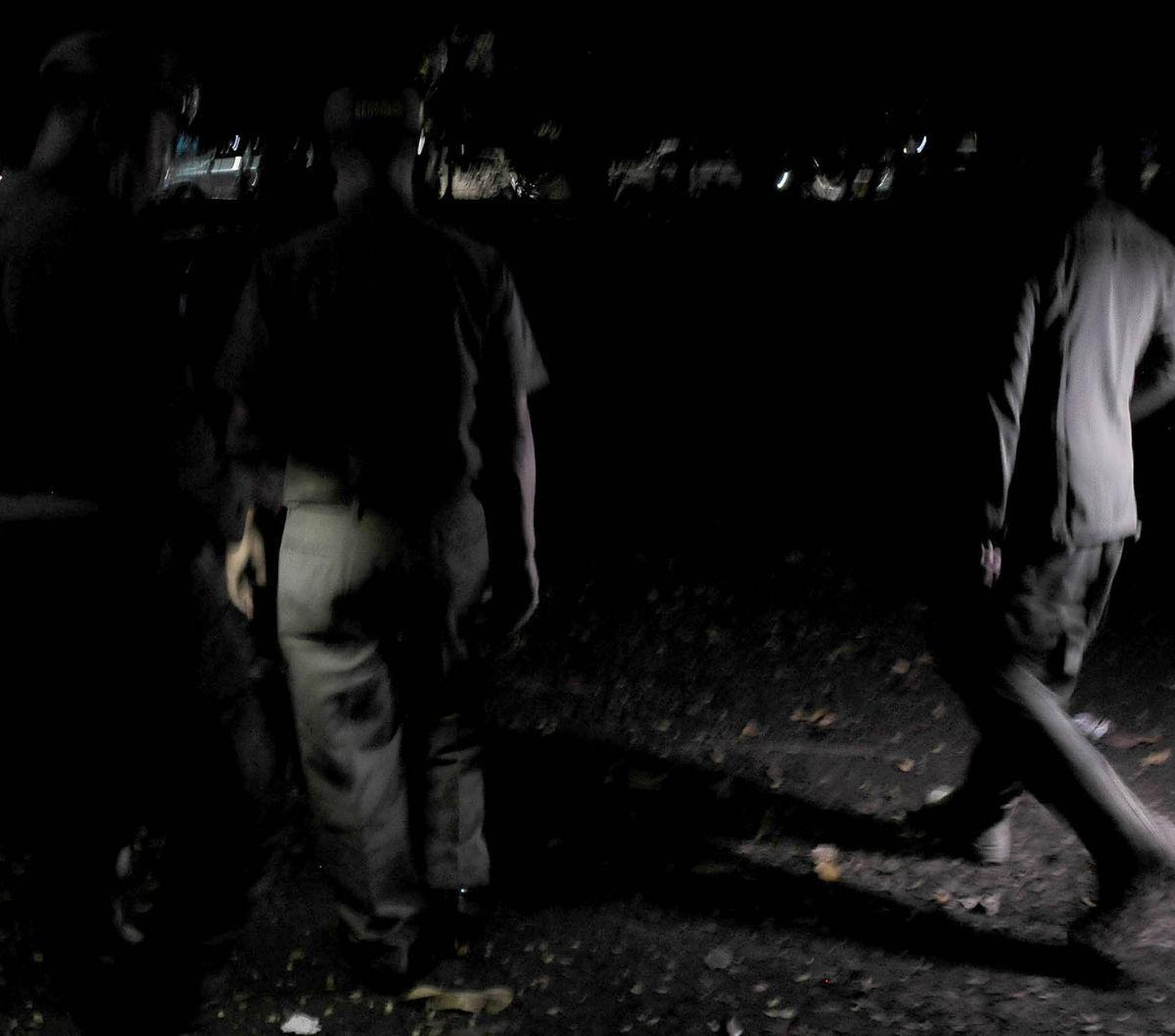 Petugas Satuan Polisi Pamong Praja (Satpol PP) melakukan penjagaan ketat di Hutan Kota UKI Cawang, Jakarta TImur, pada Selasa (25/7/2023) malam. Hal ini dilakukan setelah lokasi tersebut diduga menjadi tempat berkumpulnya kelompok lesbian, gay, biseksual,