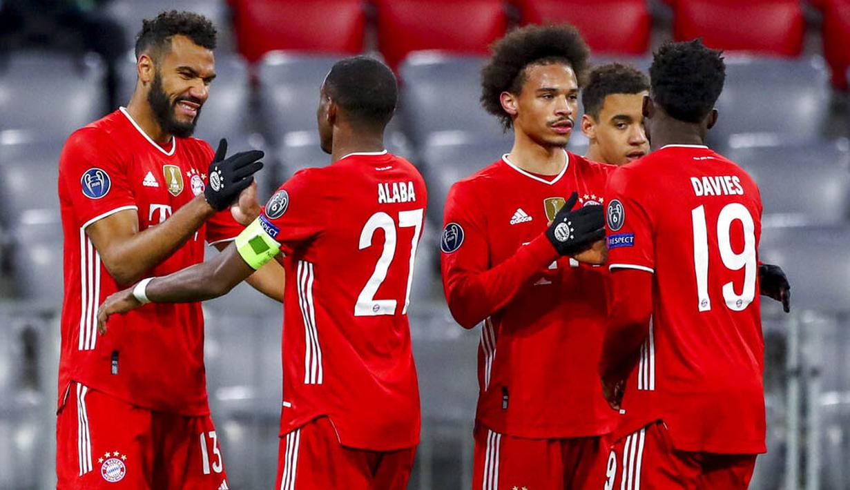 Para pemain Bayern Munchen merayakan gol yang dicetak oleh Eric Maxim Choupo-Moting ke gawang Lazio pada laga Liga Champions di Allianz Arena, Kamis (18/3/2021). Bayern Munchen menang dengan skor 2-1. (AP Photo/Matthias Schrader)