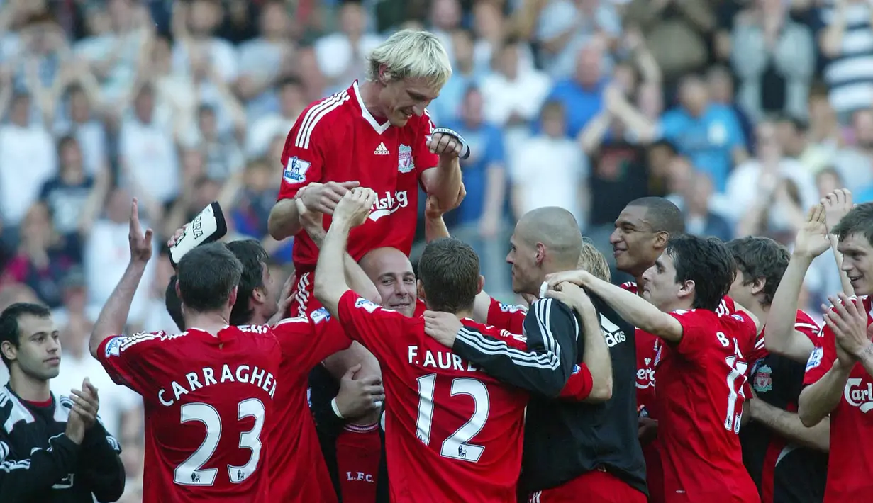 Sami Hyypia. Bek tengah yang bermain 10 musim bersama Liverpool mulai musim 1999/2000 ini tampil dalam 318 laga di Premier League dengan torehan 22 gol dan 7 assist. Ia sukses meraih banyak trofi termasuk 1 gelar Liga Champions. Ia pensiun di Bayer Leverkusen pada 2011. (Foto: AFP/Tony Spencer)