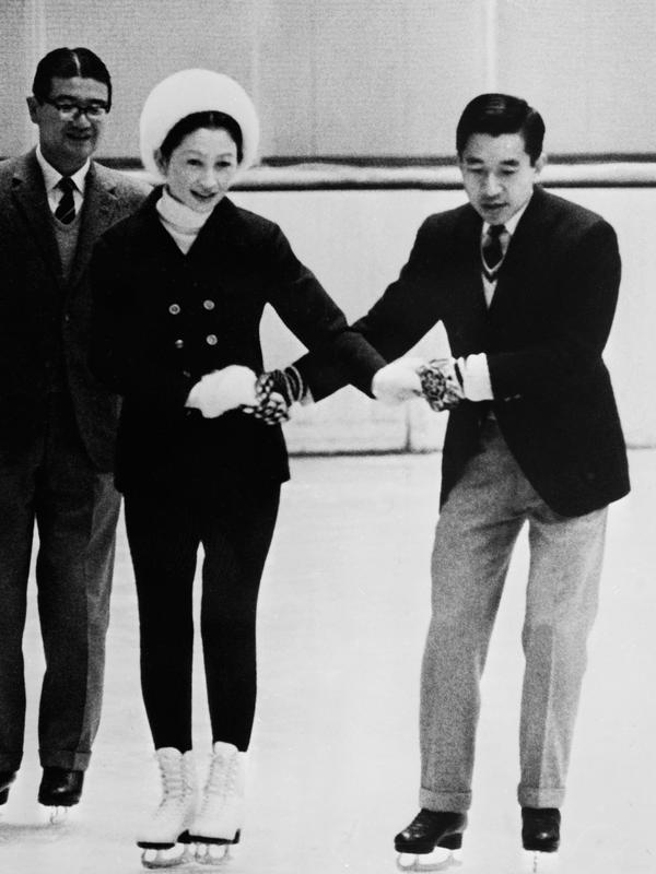 Putra Mahkota Akihito dan Putri Michiko Jepang bermain seluncur di Makomanai, Sapporo, Jepang, 10 Februari 1971. Akihito mengundurkan dari sebagai Kaisar Jepang dan menyerahkan takhta kepada anak laki-lakinya, Putra Mahkota Naruhito. (AFP)