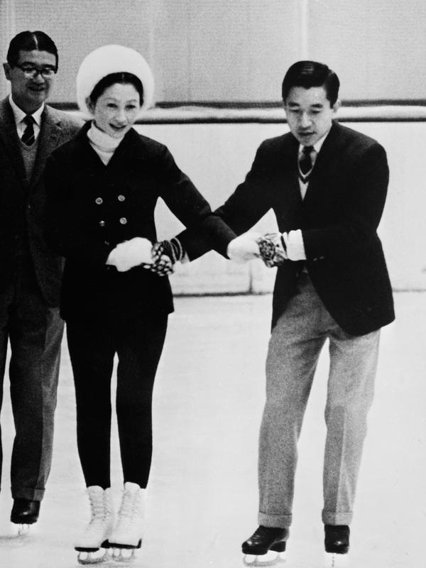 Putra Mahkota Akihito dan Putri Michiko Jepang bermain seluncur di Makomanai, Sapporo, Jepang, 10 Februari 1971. Akihito mengundurkan dari sebagai Kaisar Jepang dan menyerahkan takhta kepada anak laki-lakinya, Putra Mahkota Naruhito. (AFP)