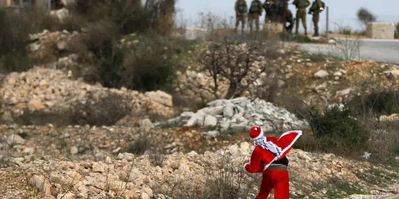 Polisi Israel Diserang Demonstran Berkostum Santa Claus