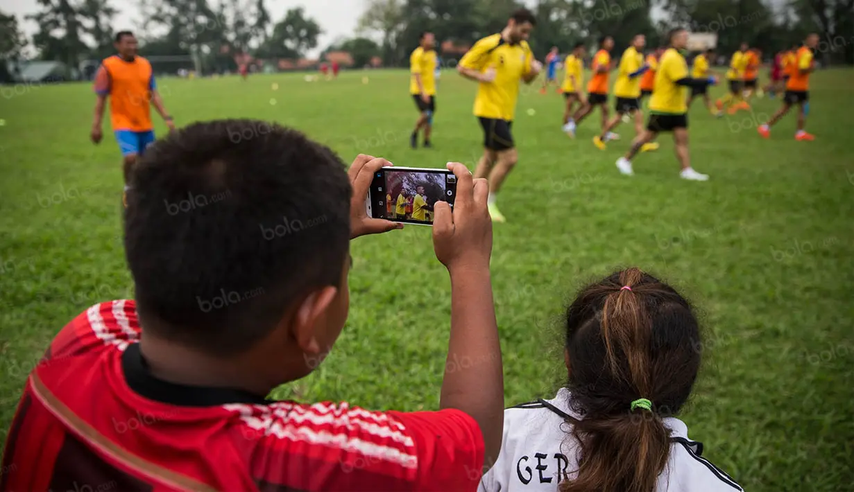Keberadaan para pemain Arema Cronus memang menjadi magnet bagi para warga yang penasaran melihat para pesepak bola itu berlatih. (Bola.com/Vitalis Yogi Trisna)
