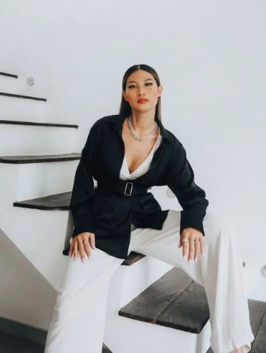 <p>Blazer hitam dengan inner set berwarna putih akan membuatmu terlihat sangat elegan.&nbsp;(instagram/patriciagouw)</p>