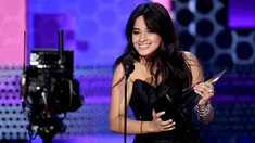 Penyanyi Camila Cabello memberikan pidato saat menerima piala pertamanya pada ajang American Music Awards 2018 di Los Angeles, Selasa (9/10). Lewat lagu 'Havana', Camilla dianugerahi sebagai Lagu Pop/Rock Terfavorit 2018. (Kevin Winter/Getty Images/AFP)