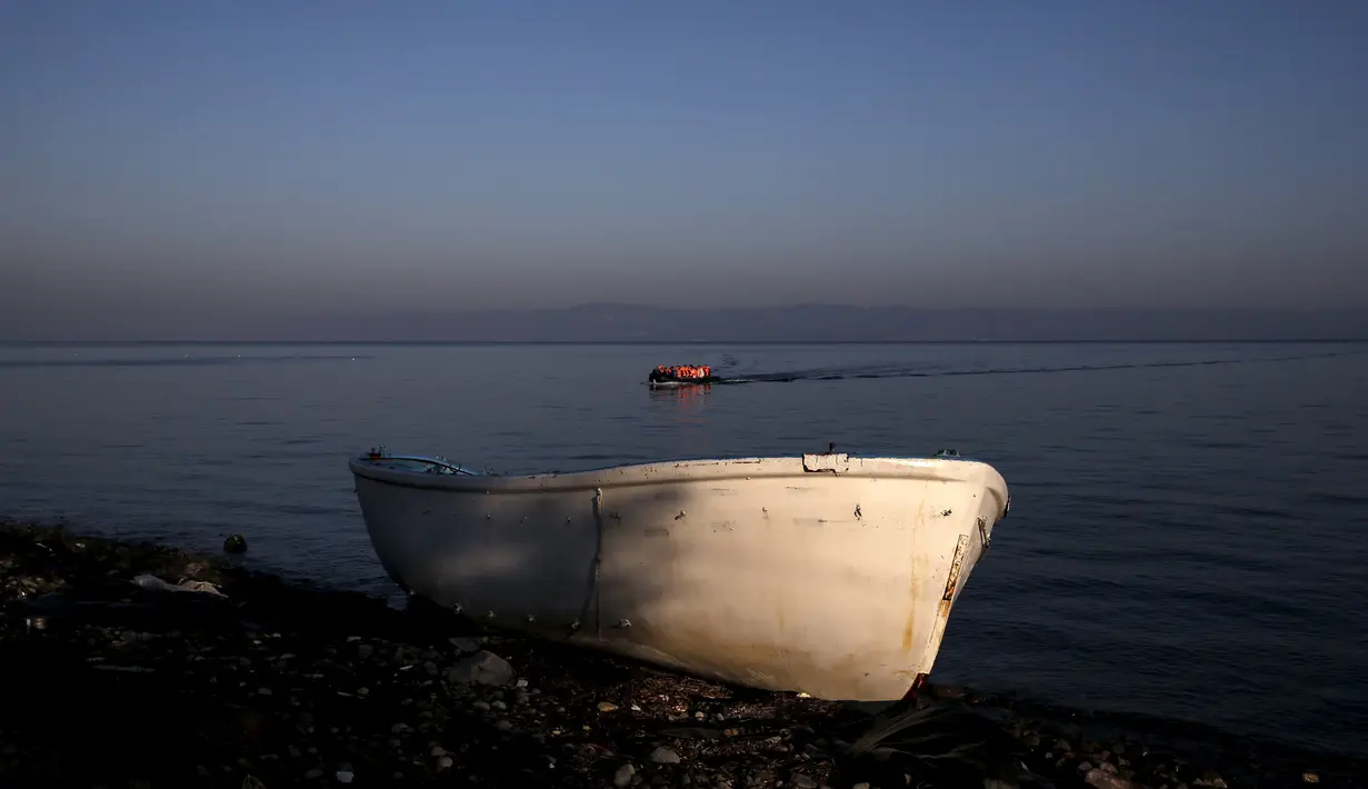 Puluhan imigran dan Pengungsi dari Suriah saat tiba di pulau Lesbos, Yunani, Senin (9/11). Sejak tahun 2015 lebih dari 590.000 imigran menyeberang ke Yunani akibat perang yang terjadi di Suriah. (REUTERS/Alkis Konstantinidis)   