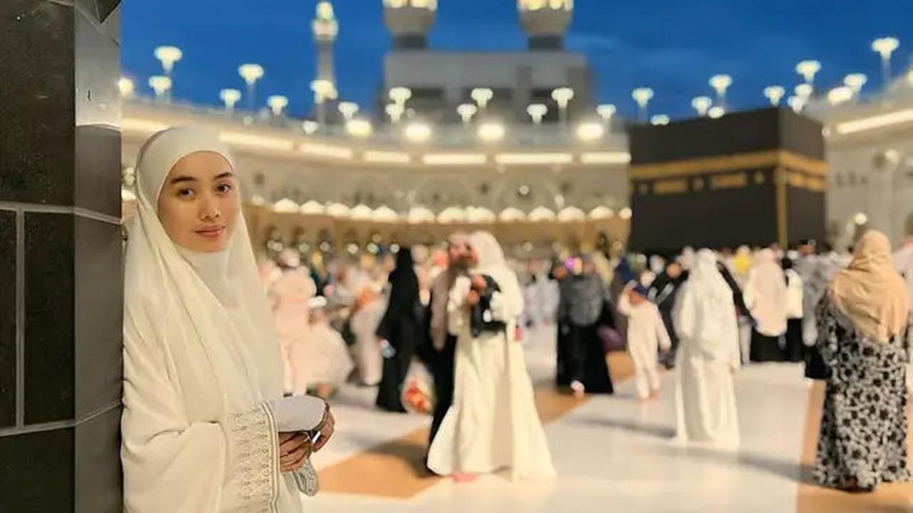 7 Potret Artis Lebaran 2025 di Tanah Suci, Bella Saphira hingga Adipati Dolken
