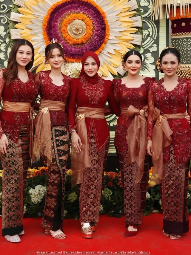 Aaliyah Massaid mengenakan kebaya merah Bali. [@aaliyah.massaid]