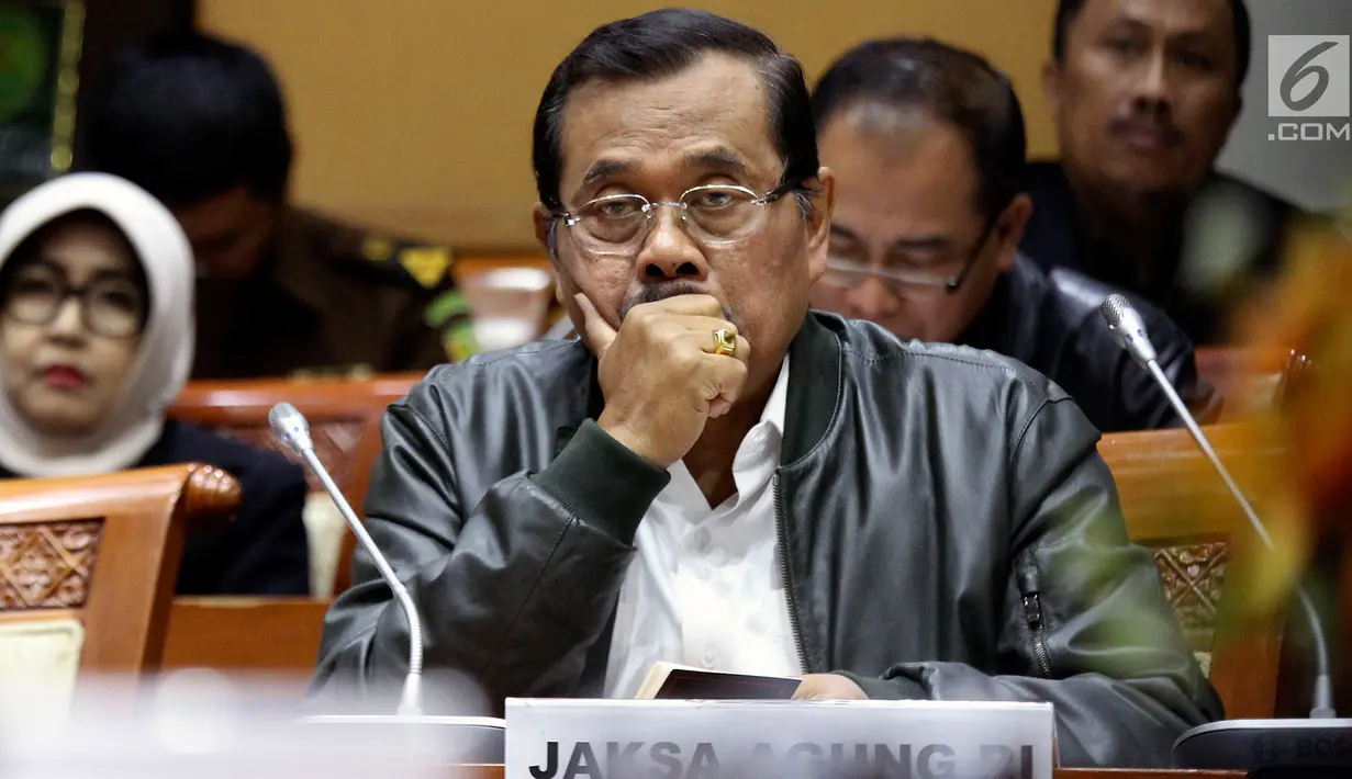 Jaksa Agung HM Prasetyo (kanan) saat mengikuti raker dengan Komisi III DPR, di Gedung Nusantara II, Jakarta, Selasa (5/6). Rapat membahas Kerja Pemerintah Kementerian/Lembaga (RKP K/L) Tahun 2018 dan sejumlah isu aktual. (Liputan6.com/Johan Tallo)