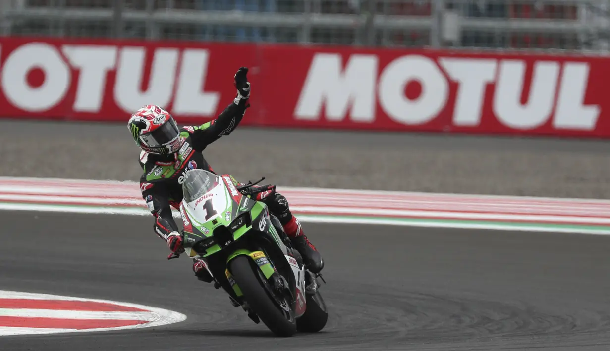 Perebutan posisi terdepan di Race 2 tak kalah seru. Kali ini persaingan antara Jonathan Rea dan Scott Redding. Saling salip di posisi terakhir, Rea akhirnya keluar sebagai pemenangan pada balapan kedua tersebut. (AP/Achmad Ibrahim)