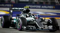 Pebalap Mercedes, Nico Rosberg, menjuarai balapan malam F1 GP Singapura, di Sirkuit Jalan Raya Marina Bay, Minggu (18/9/2016). (EPA/Diego Azubel)