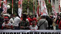 Massa pendukung Prabowo-Hatta berorasi memberi dukungan dan meminta keadilan Mahkamah Konstitusi, Jumat (8/8/14). (Liputan6.com/Johan Tallo)