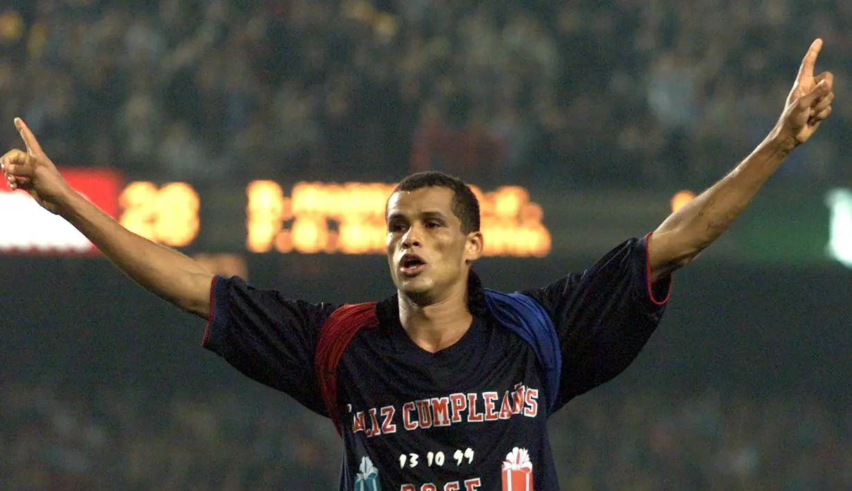 Rivaldo - Pemain yang memiliki tendangan kaki kiri keras dan penyelesaian akhir yang akurat ini bergabung dengan Barcelona pada 1997-2002. Rivaldo mempersembahkan 130 gol dan dua gelar La Liga beruntun pada dua musim pertamanya di Barcelona. (AFP/Christophe Simon)