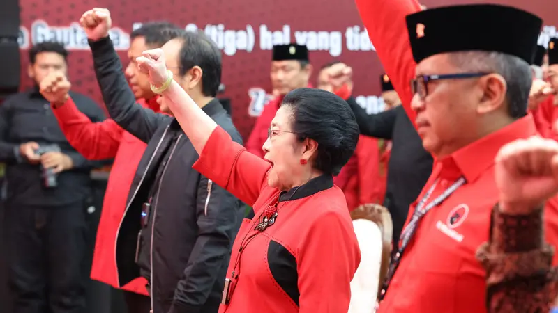 Ketum Partai Demokrasi Indonesia Perjuangan (PDIP) Megawati Soekarnoputri menyerahkan secara langsung surat rekomendasi dukungan partai kepada sejumlah bakal calon gubernur Pilkada 2024. (Istimewa)