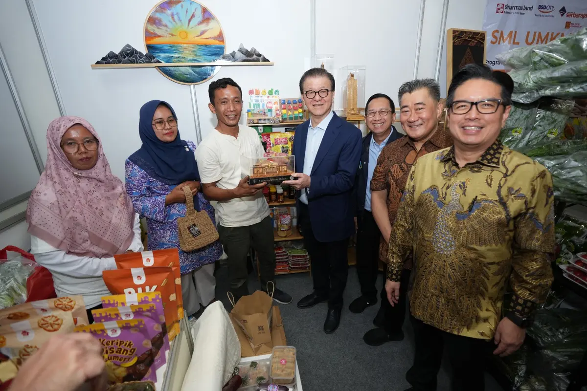 Board Member Sinar Mas, Franky Oesman Widjaja dan Managing Director Sinar Mas Ferry Salman di Booth UMKM Binaan APP Group pada Kegiatan Tjipta UMKM Fair 2025, di Jakarta. (Dok Sinar Mas)