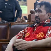Guru spiritual artis Gatot Brajamusti kembali menjalani sidang. Setelah pada Rabu (11/10) menjalani sidang terkait senjata api dan satwa liar, pada sidang kali ini terkait kasus asusila. (Nurwahyunan/Bintang.com)