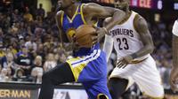 Kevin Durant saat melawan Cleveland Cavaliers pada laga Final NBA, Minggu (12/6/2017) (AP Photo/Tony Dejak)
