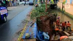 Pekerja melakukan perbaikan salah satu sisi Jalan Raya Tanah Baru yang mengalami longsor, Depok, Jawa Barat, Kamis (9/1/2020). Sebelumnya, beberapa titik sepanjang Jalan Raya Tanah Baru mengalami longsor akibat hujan deras yang melanda. (merdeka.com/Magang/Muhammad Fayyadh)