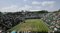 Kursi kosong terlihat di Lapangan 2 saat Dominika Cibulkova menghadapi Elise Mertens pada lanjutan Wimbledon, Sabtu (7/7/2018). (AP Photo/Tim Ireland)