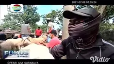 Petugas gabungan di Kabupaten Jember Jawa Timur terpaksa membubarkan aktivitas jual beli di pasar hewan Desa Tutul, Jember, selain melanggar masa PPKM Darurat, di pasar ini juga menimbulkan kerumunan antar penjual dan pembeli.