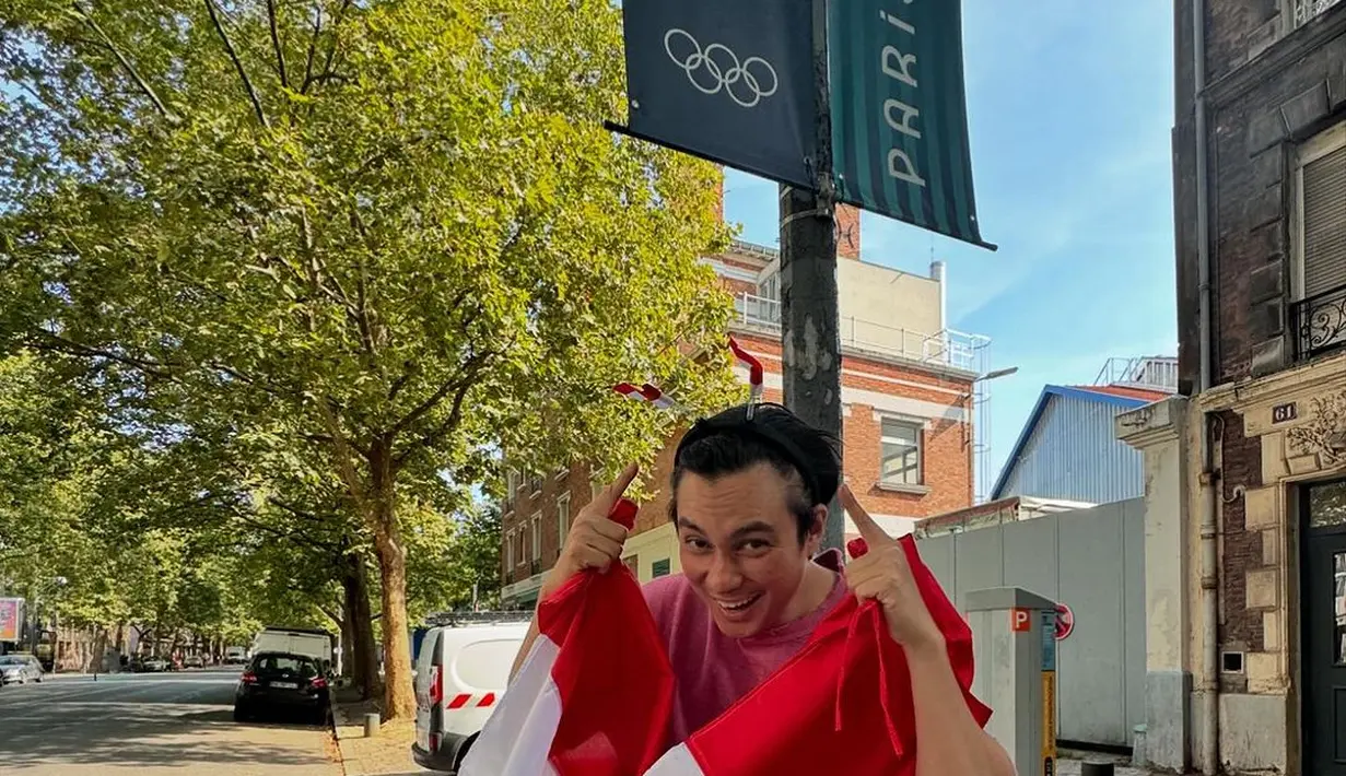 Dalam momen tersebut, Baim menunjukkan rasa nasionalismenya dengan membawa bendera Merah Putih dan mengenakan bando dengan motif bendera tersebut. Foto-foto yang diunggahnya pun langsung banjir komentar dari para pengikutnya. (Liputan6.com/IG/@baimwong)