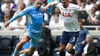 Pemain Manchester City Jack Grealish (kiri) berduel memperebutkan bola dengan pemain Tottenham Pierre-Emile Hojbjerg pada pertandingan sepak bola Liga Inggris, Minggu, 15 Agustus 2021. (AP Photo/ Ian Walton)