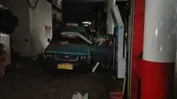 Sebuah angkot meledak saat tengah mengisi BBG di sebuah SPBU kawasan Margonda, Depok, Rabu malam (30/12/2020). Angkot dan dispenser BBG rusak. (Liputan6.com/Dicky Agung Prihanto)