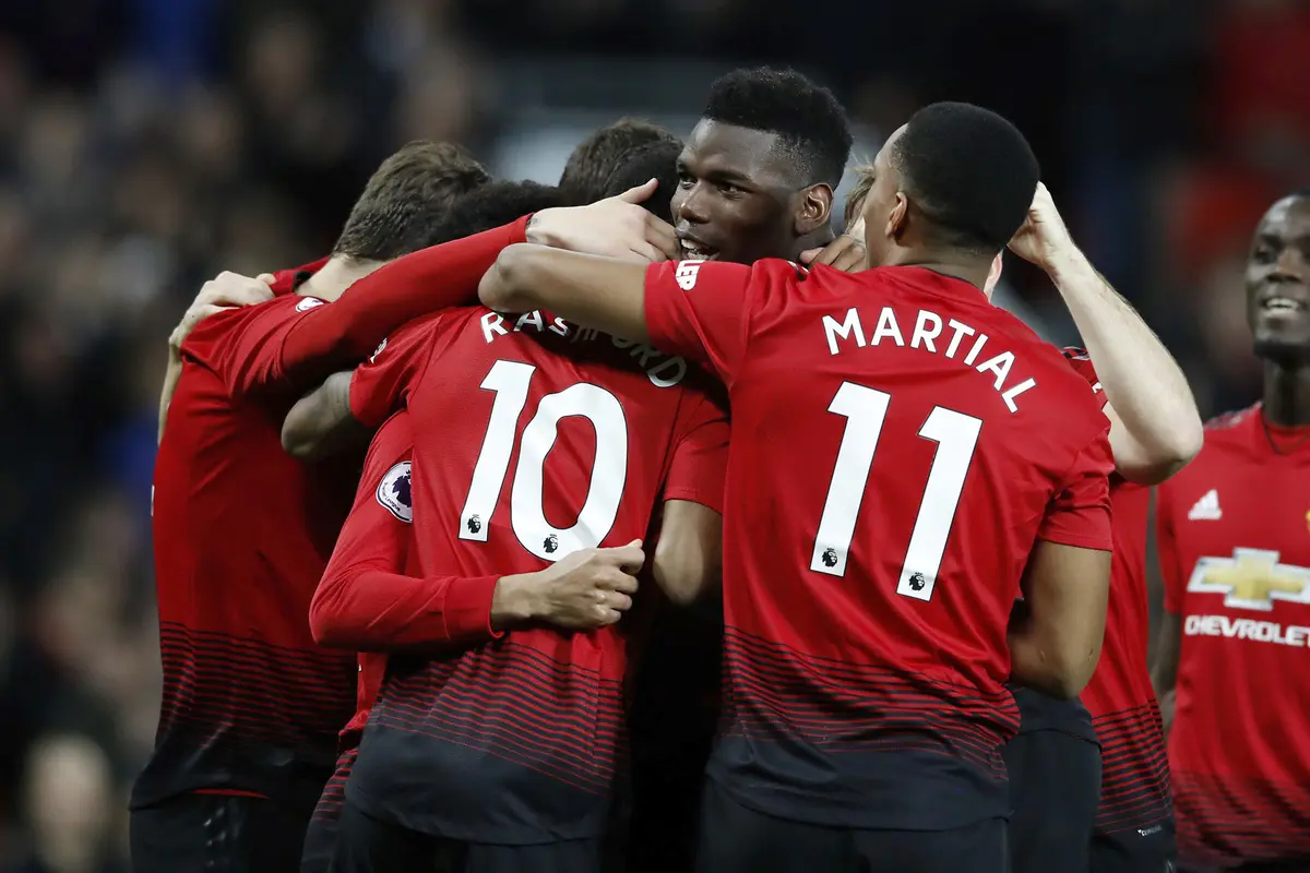 Para pemain Manchester United merayakan gol yang dicetak Paul Pogba ke gawang Bournemouth pada laga Premier League di Stadion Old Trafford, Manchester, Minggu (30/12). MU menang 4-1 atas Bournemouth. (AP/Martin Rickett)