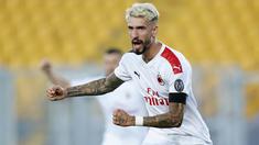 Pemain AC Milan, Samu Castillejo, melakukan selebrasi usai membobol gawang Lecce pada laga Serie A di Stadion Via del Mare, Senin (22/6/2020). AC Milan menang 4-1 atas Lecce. (Spada/LaPresse via AP)