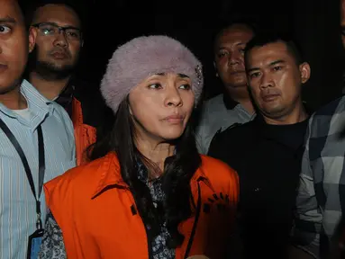 Bupati Kepulauan Talaud, Sri Wahyumi Maria Manalip mengenakan rompi tahanan seusai menjalani pemeriksaan di gedung KPK, Jakarta, Rabu (1/5/2019). Sri Wahyumi resmi ditahan KPK sebagai tersangka kasus suap proyek revitalisasi pasar di Kabupaten Kepulauan Talaud. (merdeka.com/Dwi Narwoko)