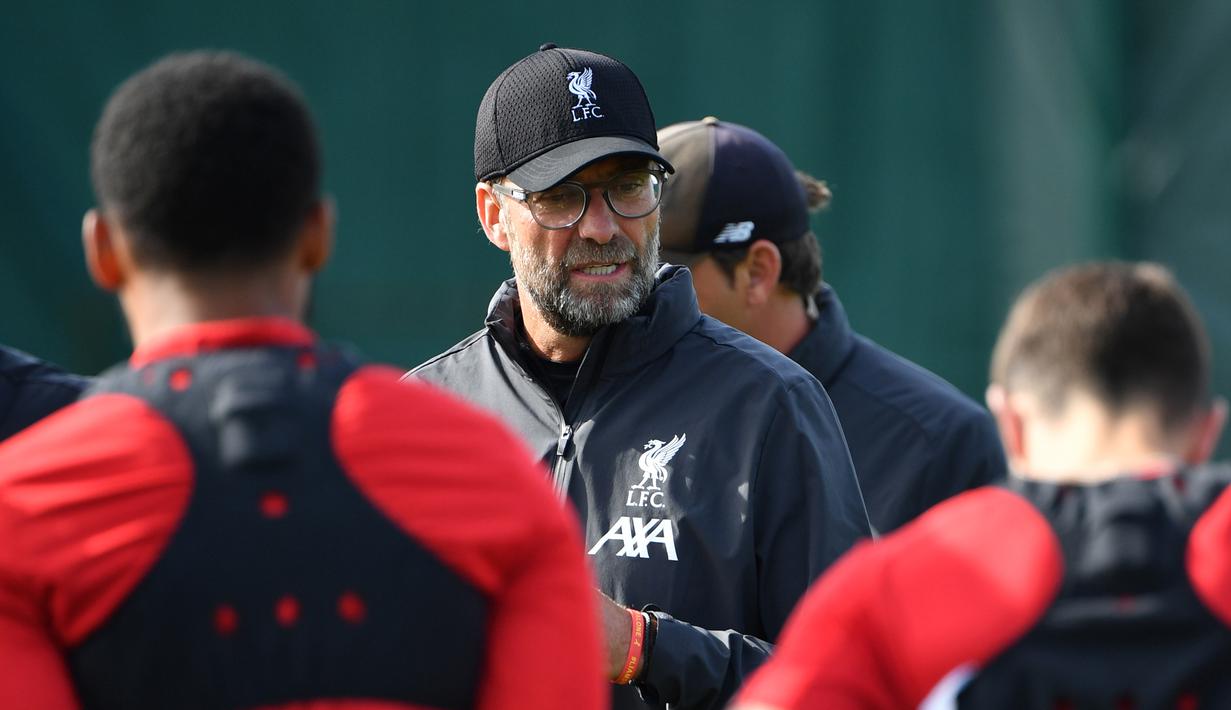 Manajer Liverpool Jurgen Klopp memimpin sesi latihan di Kompleks Melwood, Liverpool, Inggris, Senin (16/9/2019). Liverpool akan menghadapi Napoli pada laga perdana Grup E Liga Champions 2019-2020. (Paul ELLIS/AFP)