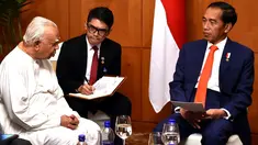 Presiden Joko Widodo menerima kunjungan kehormatan Pemimpin Oposisi Parlemen Sri Lanka, Rajavarothiam Sampanthan di tempatnya menginap, Hotel Hilton Colombo, disela kunjungan kenegaraan ke Sri Lanka. Rabu (24/1). (LIputan6.com/Pool/Biro Pers Setpres)
