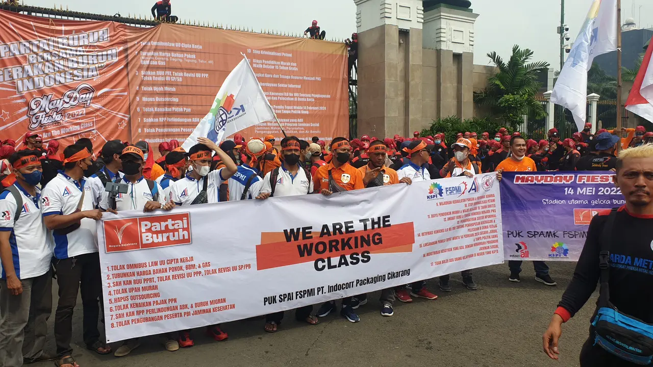 Demo buruh memperingati Mayday 2022 di depan kantor DPR/MPR, Sabtu (14/5/2022)