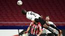 Striker Atletico Madrid, Luis Suarez, duel udara dengan pemain Valencia, Mouctar Diakhaby, pada laga Liga Spanyol di Stadion Wanda Metropolitano, Minggu (24/1/2021). Atletico Madrid menang dengan skor 3-1. (AFP/Pierre Philippe Marcou)