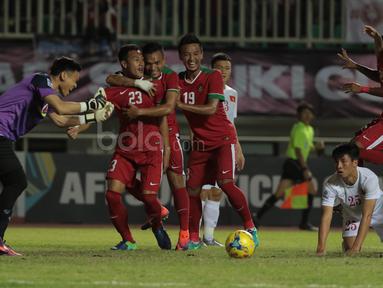 Ekspresi pemain Timnas Indonesia, Hansamu Yama Pranata, setelah mencetak gol ke gawang Vietnam dalam laga leg pertama semifinal Piala AFF 2016 di Stadion Pakansari, Bogor, Sabtu (3/12/2016). Babak pertama skor imbang 1-1. (Bola.com/Nicklas Hanoatubun)