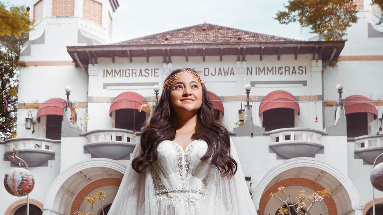 Marshanda tampil cantik dalam pemotretan terbaru (Foto oleh: @dariusmanihuruk, sumber Instagram @marshanda99)