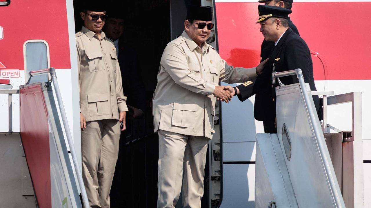 FOTO: Presiden Prabowo Tiba di Halim Usai Wakili Indonesia di KTT Perdamaian Mesir
