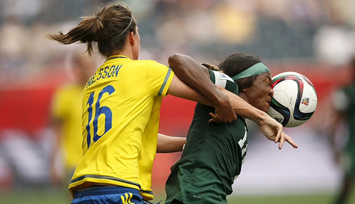 Francisca Ordega (kanan) asal Nigeria mengontrol bola dengan kepalanya saat berduel dengan Lina Nilsson dari Swedia di Piala Dunia Wanita 2015. (USA TODAY Sports Images)  