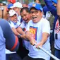 Wali Kota Makassar Danny Pomanto saat mengikuti Tarik Tambang untuk Pecahkan Rekor MURI di Makassar (Liputan6.com/Fauzan)