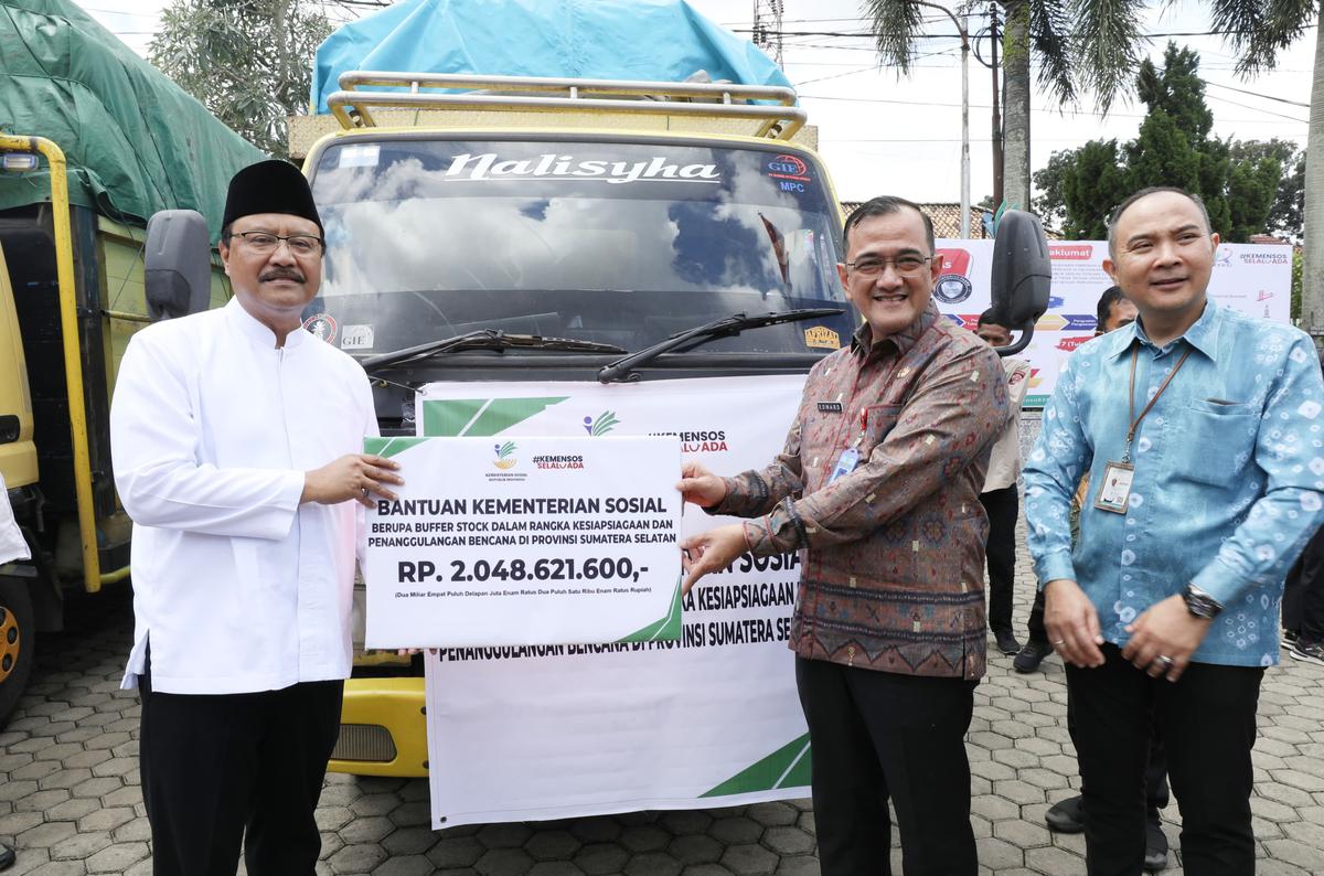 Menteri Sosial Saifullah Yusuf (Gus Ipul) menyerahkan bantuan logistik buffer stock untuk Provinsi Sumatera Selatan