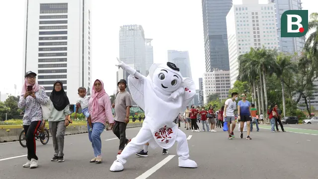 Foto: Maskot Piala Dunia 2022 Sapa Warga Ibu Kota, La'eeb Diserbu Anak-anak di CFD Jakarta