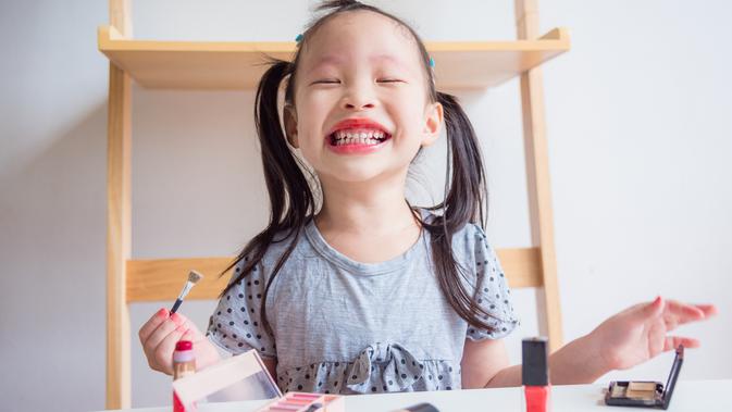  Anak  Suka Tiru Ibu Dandan Apa yang Sebaiknya Dilakukan 